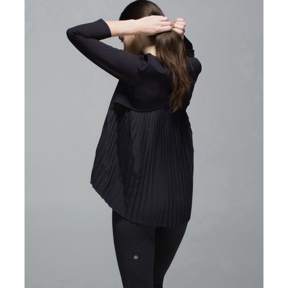Lululemon Women's Pleat On Long Sleeve Top - Black Size 4 Flowey